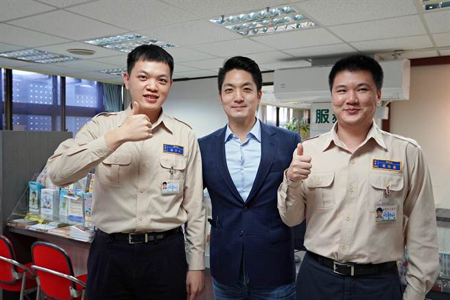 台北市長蔣萬安赴兵役局視察，鼓勵替代役男並合影。（台北（台北市兵役局提供）