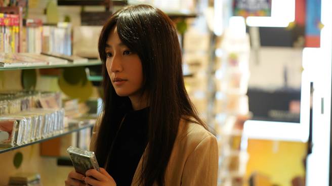 柯佳嬿獻唱電影插曲〈執迷有悟〉。（滾石唱片提供）