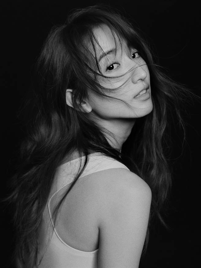 柯佳嬿獻唱電影插曲〈執迷有悟〉。（滾石唱片提供）