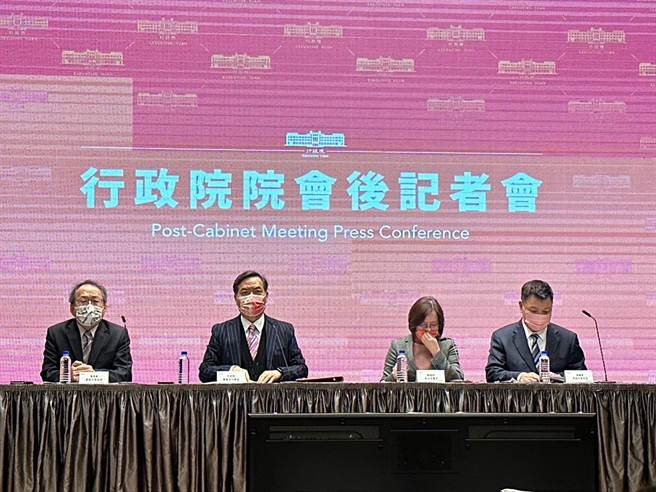 行政院上午召开例行院会，会后记者会由发言人罗秉成主持。（黄婉婷摄）