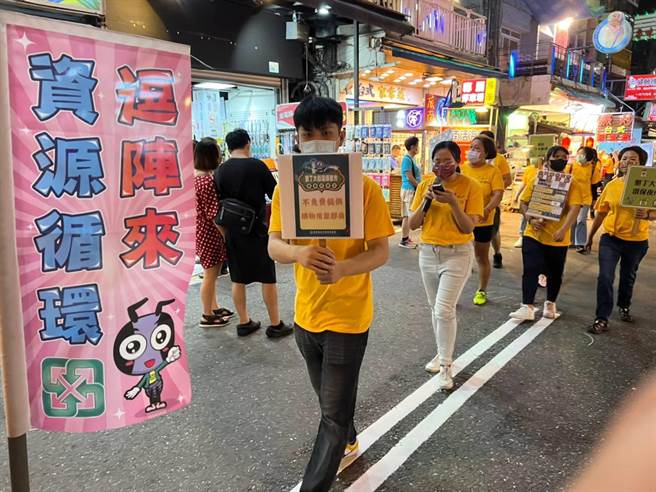 在學者扮成祕密客實地訪查後，於「改善餐飲廢（汙）水排放」指標方面，墾丁大街獲全國最高評分，再獲「油汙處理」特色獎。（屏縣府提供／謝佳潾屏東傳真）