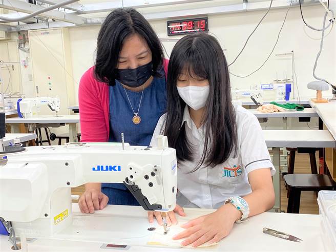 樟树国际实中教师郑姿蓉指导学生林品仪缝纫机操作技巧，她表示，特招管道录取的学生在学习表现非常优异。（新北市教育局提供）
