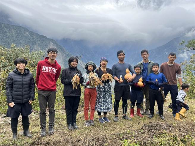 国立中山大学研究团队月初与文化人士日前举办「返谷，为世界开门」活动，带领长荣百合国小学生回到屏东县雾台乡旧好茶部落採收、种植小米。（国立中山大学提供／袁庭尧高雄传真）