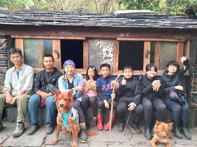 迎宾过程中，小朋友以歌唱古调作为部落耆老迎宾的回礼，耆老便跟着一起哼唱，跨越世代的画面令人动容。（国立中山大学提供／袁庭尧高雄传真）