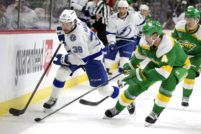 坦帕湾闪电Brandon Hagel(左)带球进攻。（美联社）