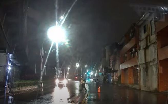 酒駕男太囂張，逆向闖警哨躲攔查，汐止警圍捕逮人。（翻攝自影片）