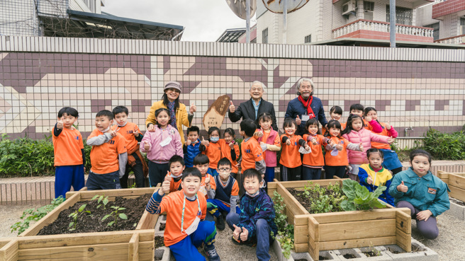台湾光罩从台湾好基金会手中接棒认养新英国小，推动神农计画2.0。（图／台湾好基金会提供）