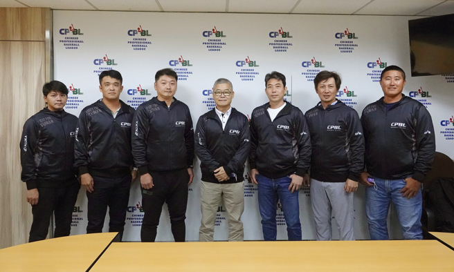 經典賽中華隊教練團今天開會討論36人名單。（中職提供）