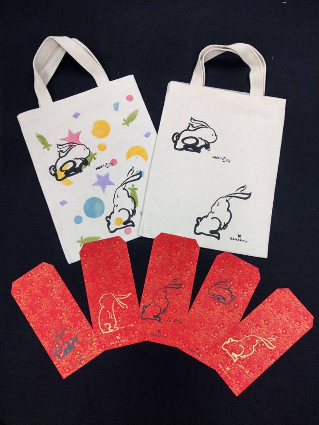 大年初一(1.22)高美馆推出「黑皮兔与卡啦兔—好事成TWO」新春版印活动。(高雄市文化局提供)