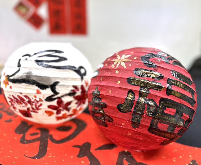 大年初六(1.27)高雄儿美馆推出亲子猜灯谜、创意画灯笼。(高雄市文化局提供) 