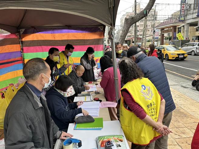 大甲警分局外埔分駐所員警結合轄區「福慧禪寺慈善會」，5日在外埔區公所廣場前，舉辦「弱勢家庭發放冬令救濟物資」。(警方提供)