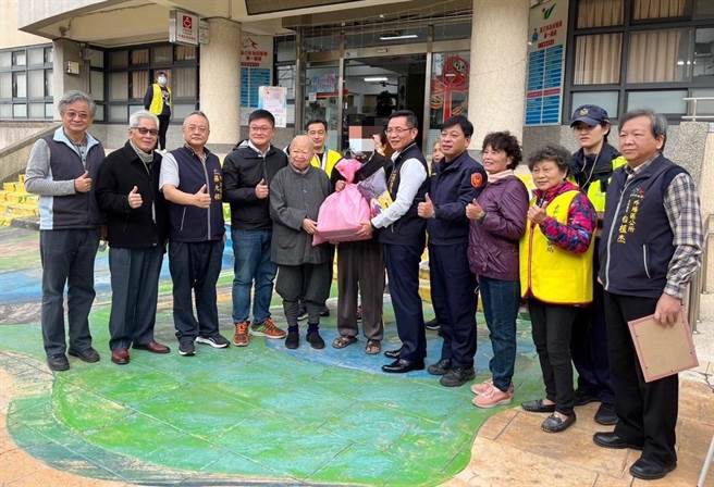 大甲警分局長吳燕山率外埔分駐所所長李有志，及動員員警和協勤志工前往協助執行發送任務，今年發送戶數多達660戶善行令人動容。(警方提供)