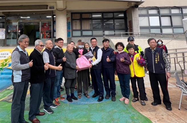 大甲警分局長吳燕山率外埔分駐所所長李有志，及動員員警和協勤志工前往協助執行發送任務，今年發送戶數多達660戶善行令人動容。(警方提供)