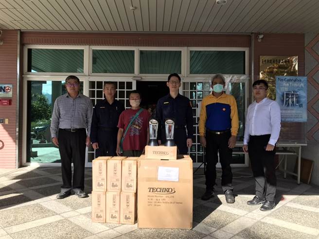 旅美成功企业家柯约瑟自创TECHKO科技公司，研发太阳能灯具有成，近期陆续捐赠太阳能灯具至山区各部落及学校。（警方提供／陈淑娥台中传真）