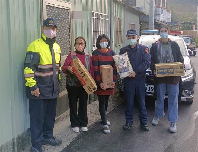 旅美成功企业家柯约瑟自创TECHKO科技公司，研发太阳能灯具有成，近期陆续捐赠太阳能灯具至山区各部落及学校。（警方提供／陈淑娥台中传真）