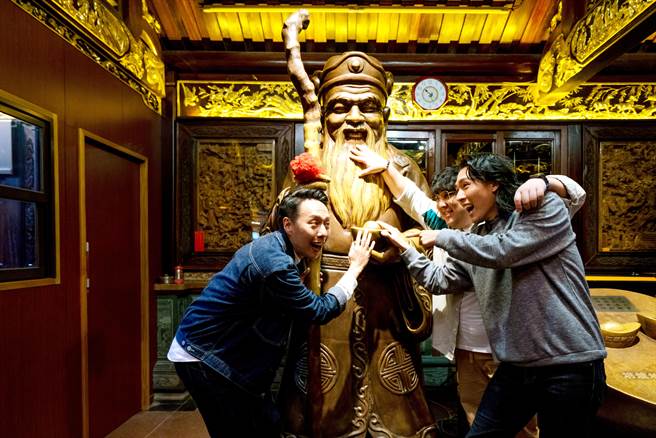 新北市民政局今年首度拍攝《眾神‧引路人》迷你影集，希望為傳統宗教活動，注入年輕氣象。（民政局提供）