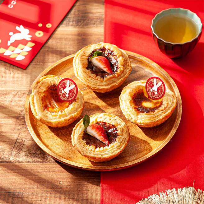 八月堂「钱兔双喜蛋塔盒」包含3个原味千层嫩蛋塔、3个巧莓千层嫩蛋塔，299元。（八月堂提供）