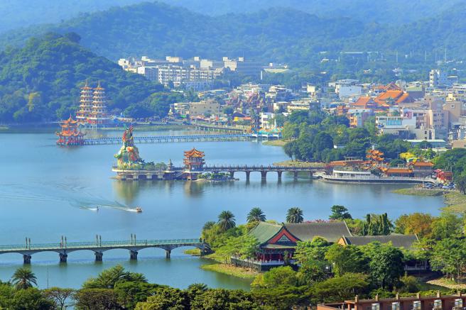  高雄燈會今年首度離開愛河至左營蓮池潭辦理，來帶動北高地區的觀光發展。(高雄市觀光局提供) 