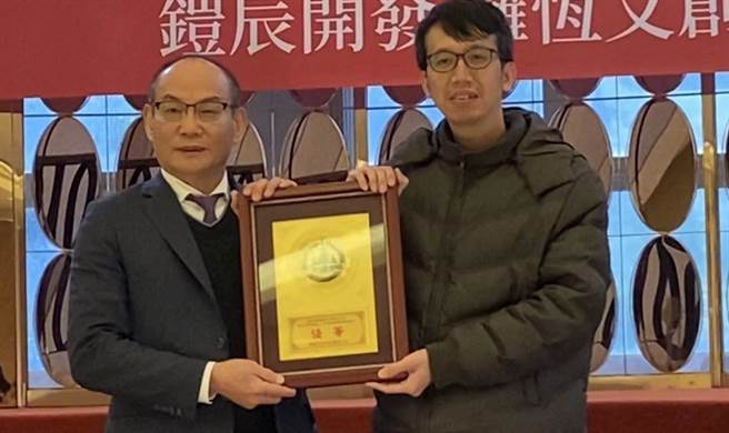 擁恆文創園區第五度獲得基隆市府殯葬業服務評鑑的優等獎，由鎧辰開發總裁陳振豐（圖左）代表接受。（張志康攝）