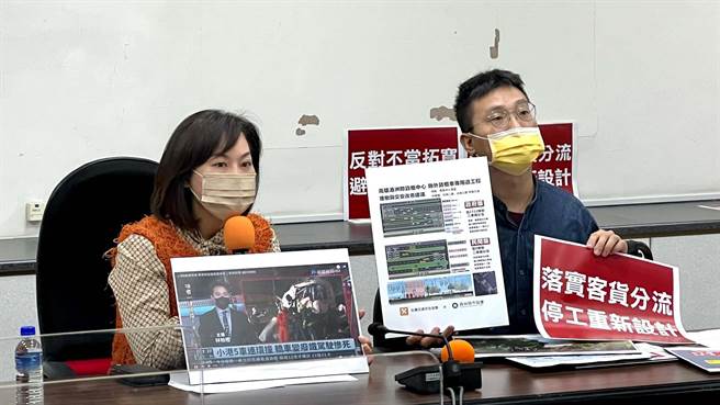 护树团体「森林城市协会」今（5）日在高市议员陈丽娜陪同下在高市议会举行记者会，针对「第七货柜中心货柜车专用道」工程设计提出质疑。（柯宗纬摄）