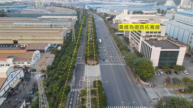 高市府提出「第七货柜中心货柜车专用道」工程设计，护树团体直指，拓宽道路后，不仅毁了2772棵树木，路型也不安全，货柜车仍与一般车辆混用，质疑花了14亿公帑，却未达到客货分流，呼吁停工重新设计。（柯宗纬翻摄）