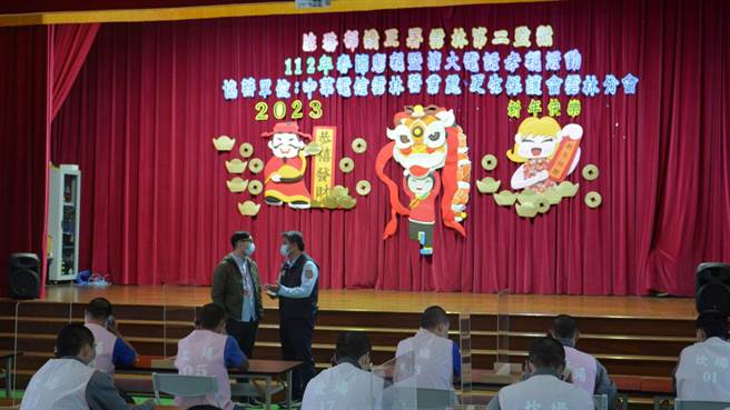 为睽违2年多的面对面恳亲暖身，云2监电话孝亲先上场。（云2监提供／张朝欣云林传真）