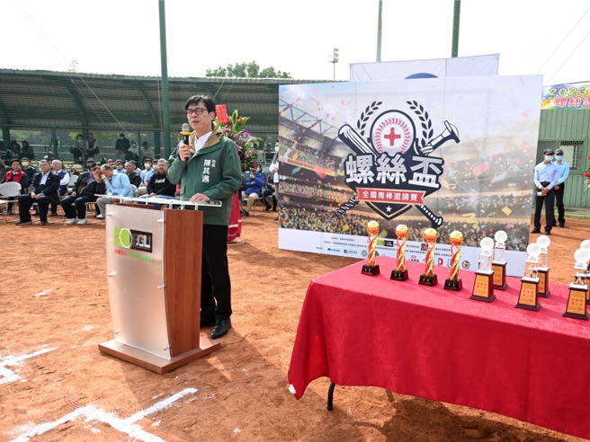 二 高雄市长陈其迈致词感谢前高雄县长、高苑工商董事长余政宪政在推动棒球运动的努力，表示市府将在棒球推动选手培育上与大家一起努力，盼让更多高雄优秀选手站上全国、并在世界舞台发光发亮。(林雅惠摄)


