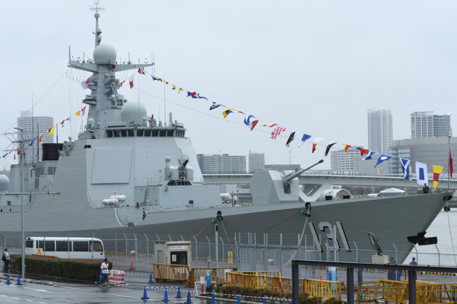 日本放送协会（NHK）报导，防卫省表示，海上自卫队1月2日发现3艘共舰在与那国岛东南方160公里处的太平洋航行，其中一艘为052D型飞弹驱逐舰（舷号124）。(图/shutterstock)