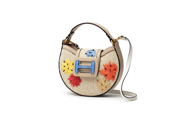 HOGAN 奶茶棕編織刺繡迷你手提肩背包，2萬6800。（HOGAN提供） 