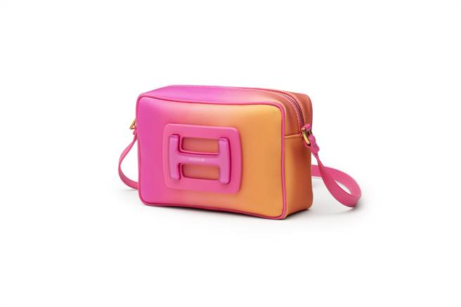 HOGAN 橘粉漸層肩背包，2萬9800元。（HOGAN提供）