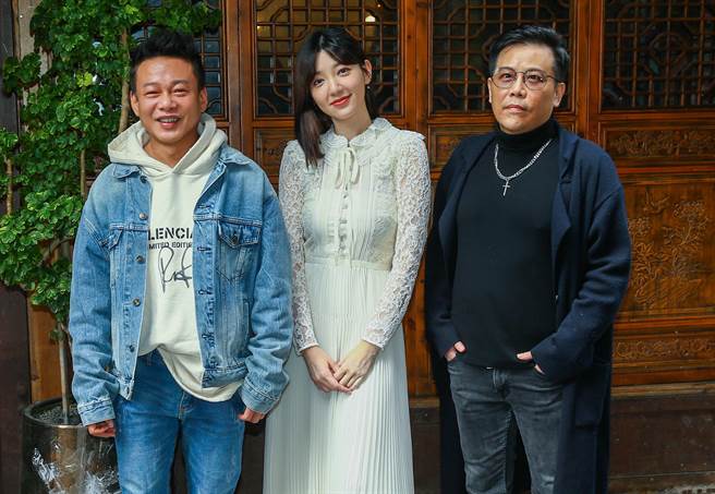 李康生（左起）、郭雪芙、姜寧合體宣傳《山中森林》。（粘耿豪攝）