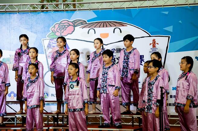 北埔国小表演客家童谣组曲，展现客家人对生活的热爱与情怀，荣获客语歌唱表演类国小高年级组第3名。（新竹县府提供／邱立雅竹县传真）