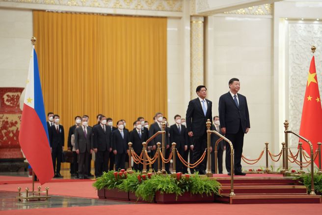 菲律賓總統小馬可仕（前左）4日與中國國家主席習近平（前右）舉行雙邊會談。圖為習近平為來訪的小馬可仕舉行歡迎儀式。（圖／中央社）