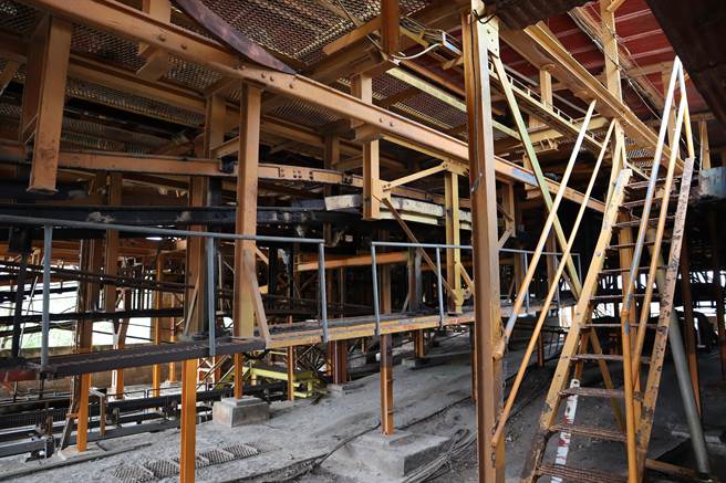 亞泥新竹廠因結束採礦，相關設施停擺也正陸續拆除中。（邱立雅攝）