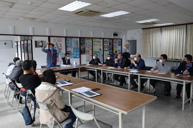 地方人士提案盼保留亞泥新竹廠部分設施，5日上午文化局審議委員前往亞泥現勘，雙方展開文資保存議題討論。（邱立雅攝）