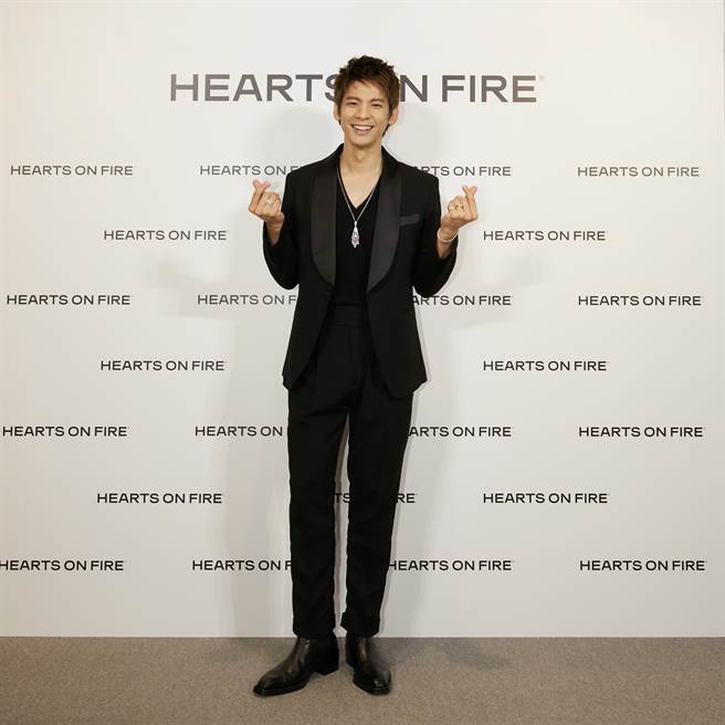 男星林柏宏一身黑色西裝搭配Hearts on Fire鑽石，擔任品牌一日男友。（林柏宏）