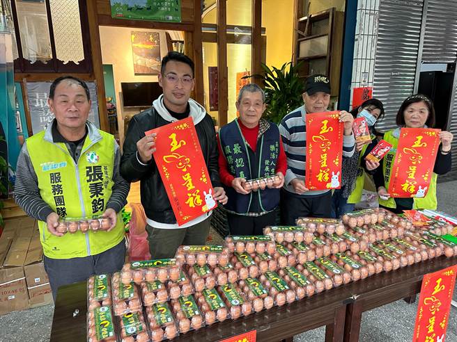 基隆市議員張秉鈞（左2）與樂活人生發展協會合作，提供12000顆雞蛋給基隆市中山區的低收入戶，每戶可免費領取20顆雞蛋。