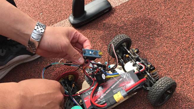 屏東大學科學傳播學系二年級生駱廷茂自行研發「多用途剎車系統」，不僅成功降低遙控車損壞率，還獲經濟部智產局專利證明。（謝佳潾攝）