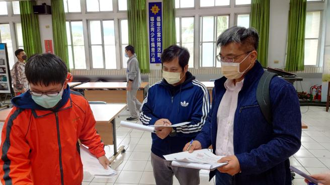 創意發想組評審陳信宏執行長(右一)、拉罕羅幸校長(右二)聆聽學生講解作品