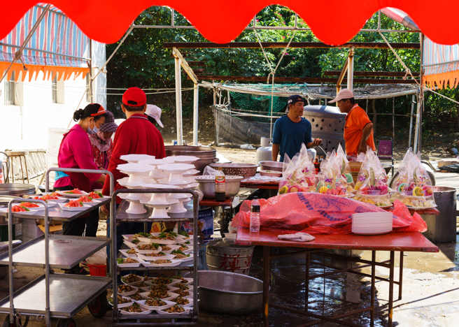 一位新娘发现新秘似乎因为婚宴是办桌而拒绝她的合作邀约，让她好奇新秘是否会挑场地。（示意图：shutterstock／达志）