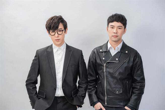 陈威全（右）邀好友方泂镔合唱新歌〈我要放假！〉。（上行娱乐提供）