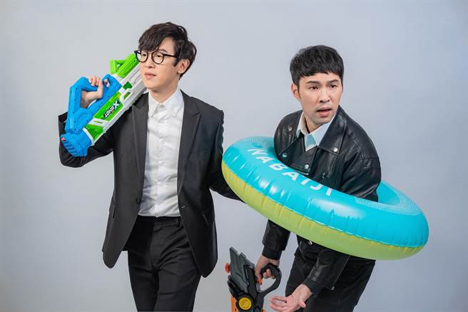 陈威全（右）邀好友方泂镔合唱新歌〈我要放假！〉。（上行娱乐提供）