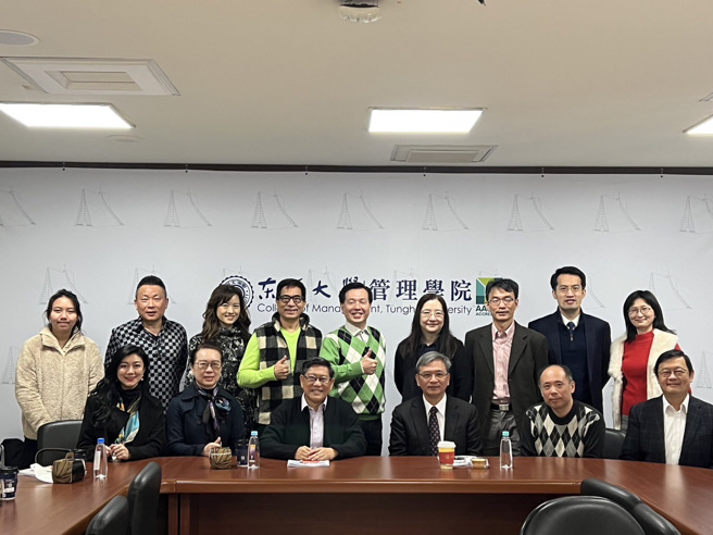 新加坡国立大学参访团与东海大学管院各系主任合影。(照片/东海大学提供)
