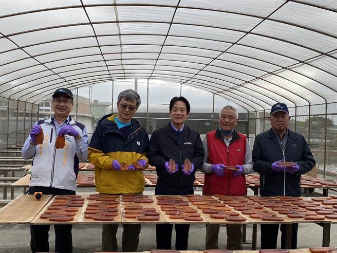 副總統賴清德（中）5日到新竹市香山九降風烏魚子在地品牌「竹魚水產」參訪，大讚老闆許志豪懷抱理想，回到故鄉打拼。（王惠慧攝）