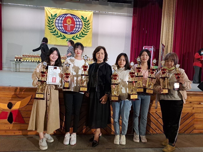 嘉南药理大学化粧品应用与管理系于赛事中夺取金银铜好成绩。(照片/嘉南药理大学提供)

