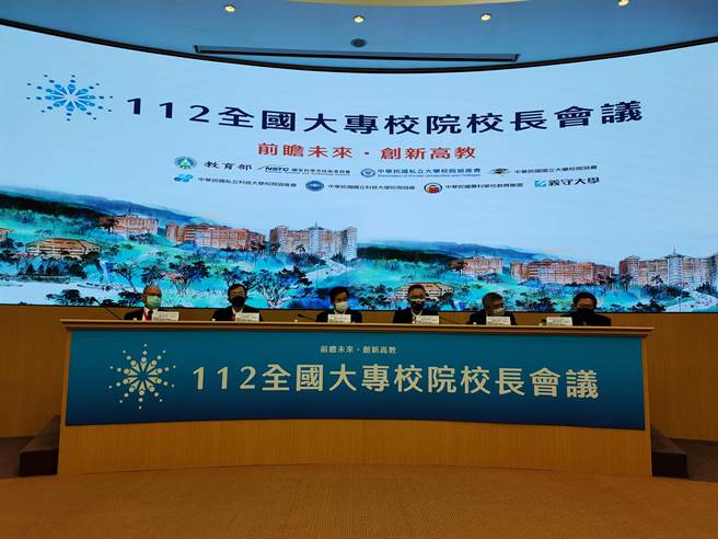 教育部长潘文忠(中)与五大协进会大专校院校长代表一同召开大学校长会议会后记者会。(李侑珊摄)