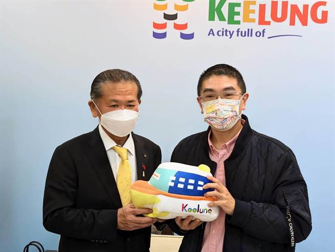 日本熊本縣八代市市長中村博生（左）率團來訪，基隆市長謝國樑（右）表示歡迎，也邀請中村2月再訪時共進晚餐。（張志康攝）