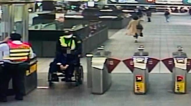 捷运警察协助酒醉民眾返家。（翻摄画面）