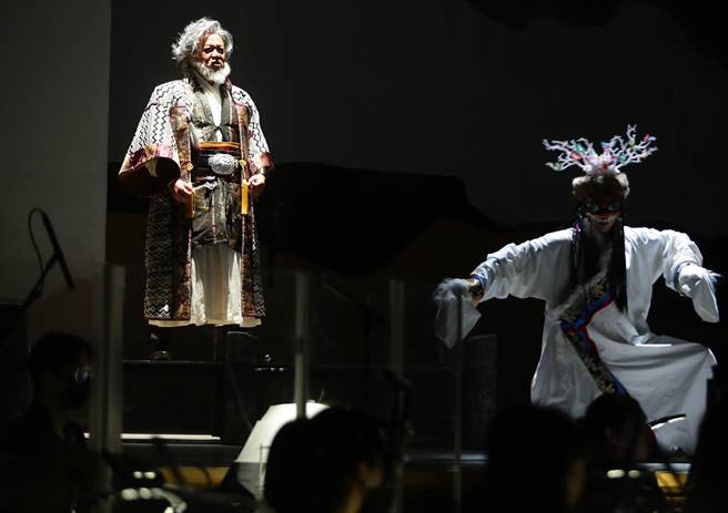 全新古裝音樂劇《大畫昭君～觀落雁》本周即將首度演出，全民大劇團特別安排在首演前，舉辦彩排記者會，搶先曝光主演們的古裝造型，搖滾歌手黃大煒首次挑戰歷史劇，飾演漢朝外族匈奴首領單于，一頭銀白色飄逸長髮，儼然是古代的Rocker，讓他大笑直呼連自己都不認得自己，真是太酷了。（季志翔攝）