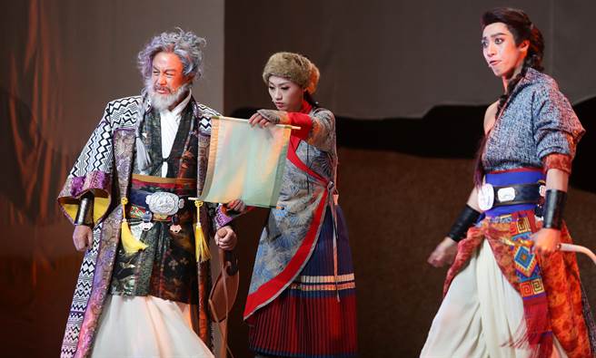 全新古裝音樂劇《大畫昭君～觀落雁》本周即將首度演出，全民大劇團特別安排在首演前，舉辦彩排記者會，圖為彩排表演的內容之一。（季志翔攝）